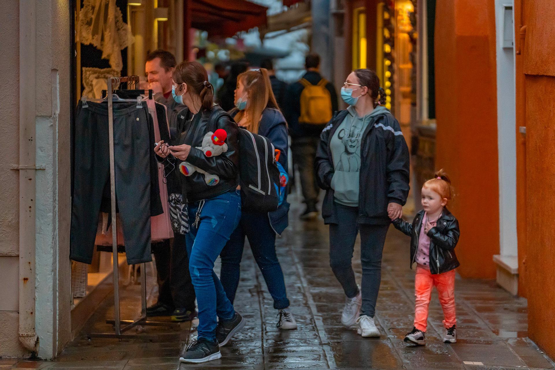 Sandrine se promène en famille dans les rues bariolées de Burano. Elle n'avait pas pris de vacances depuis des années ; n'était jamais partie avec sa famille et n'était jamais sortie de France, pour ainsi dire.