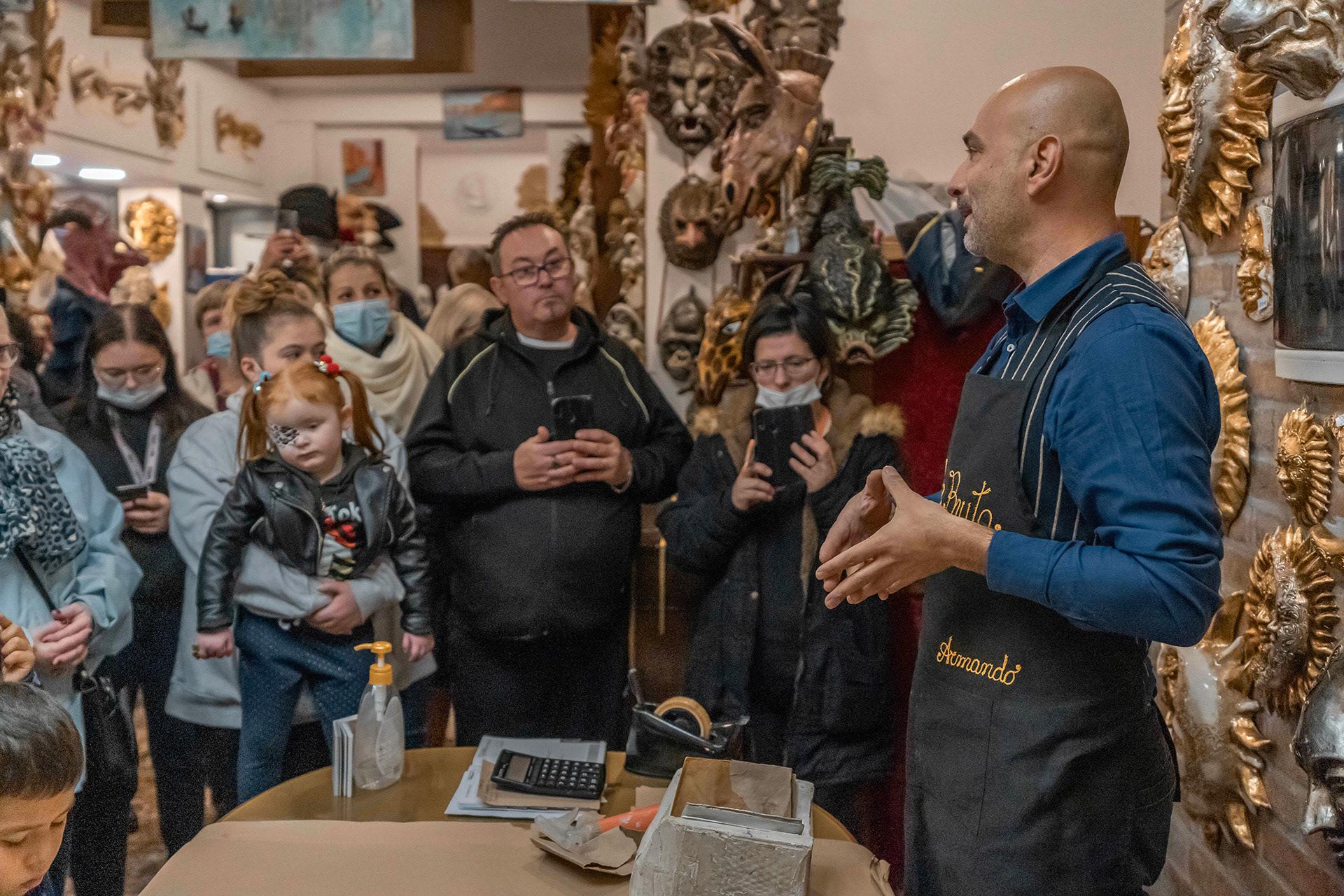 Visite de la place Saint-Marc, déjeuners au restaurant, balade en gondoles, promenades le long des canaux, les vacanciers ont aussi été accueillis par Armando qui leur a expliqué ce que représentent les masques et le carnaval à Venise.