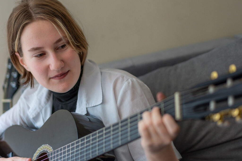 Elisa suit les cours de guitare de propose le Centre. Elle y prolonge, ici à Chisinau, l’apprentissage initié par son frère, resté en Ukraine. ©JM Rayapen/SPF