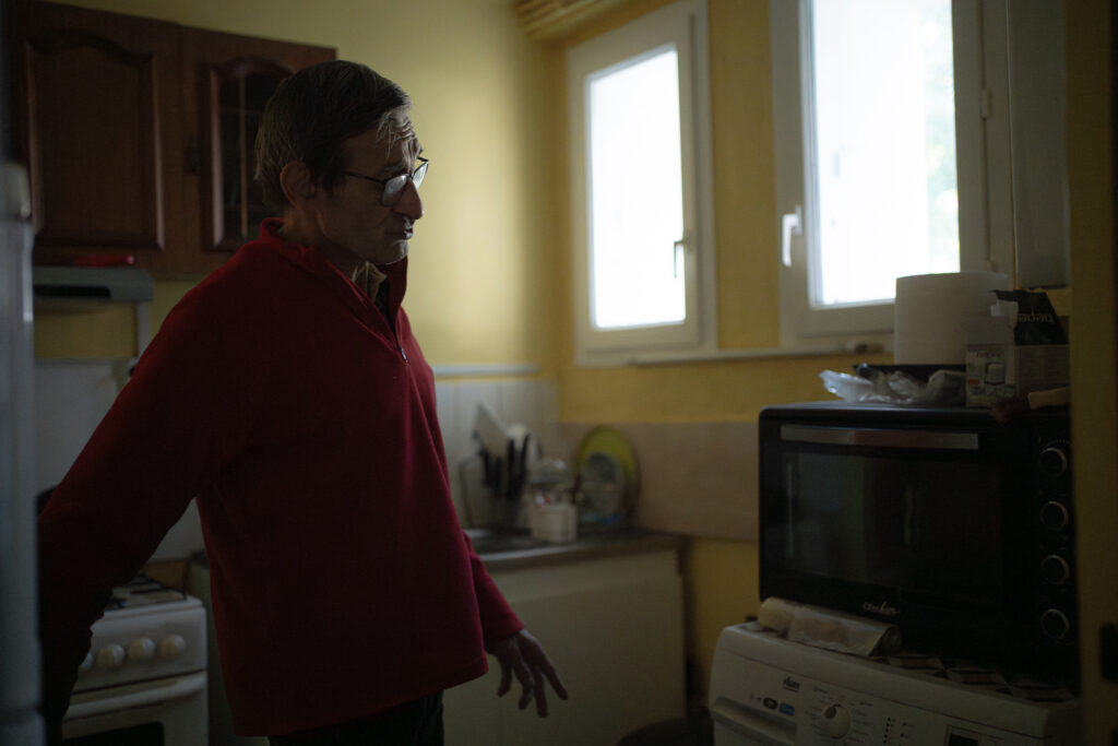 A Nancy, un homme se débat avec la précarité énergétique. Il se tient dans sa cuisine.