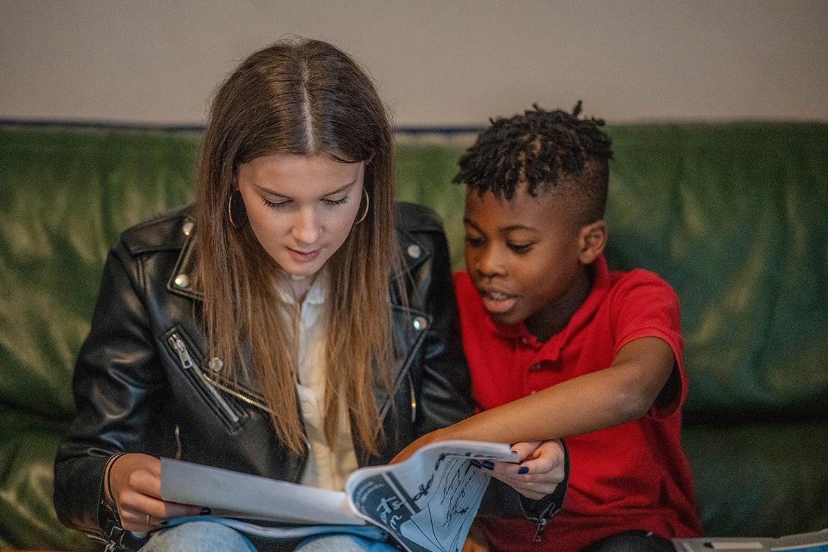 Camille fait partie de la vingtaine d'étudiants qui se rendent à domicile pour accompagner les élèves - ici Jérémy - aussi bien sur le plan scolaire que pour des sorties culturelles.