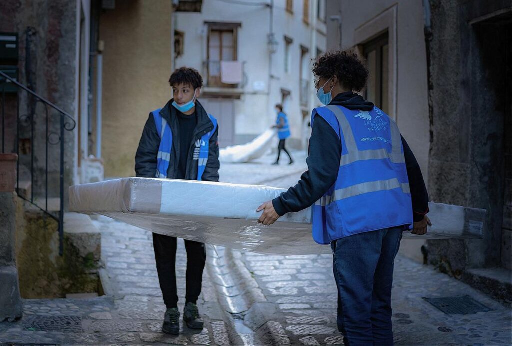 Les bénévoles du Secours populaire livrent aux familles sinistrés colis de nourriture et produits d'hygiène, ainsi que du matériel électroménager ou des matelas...