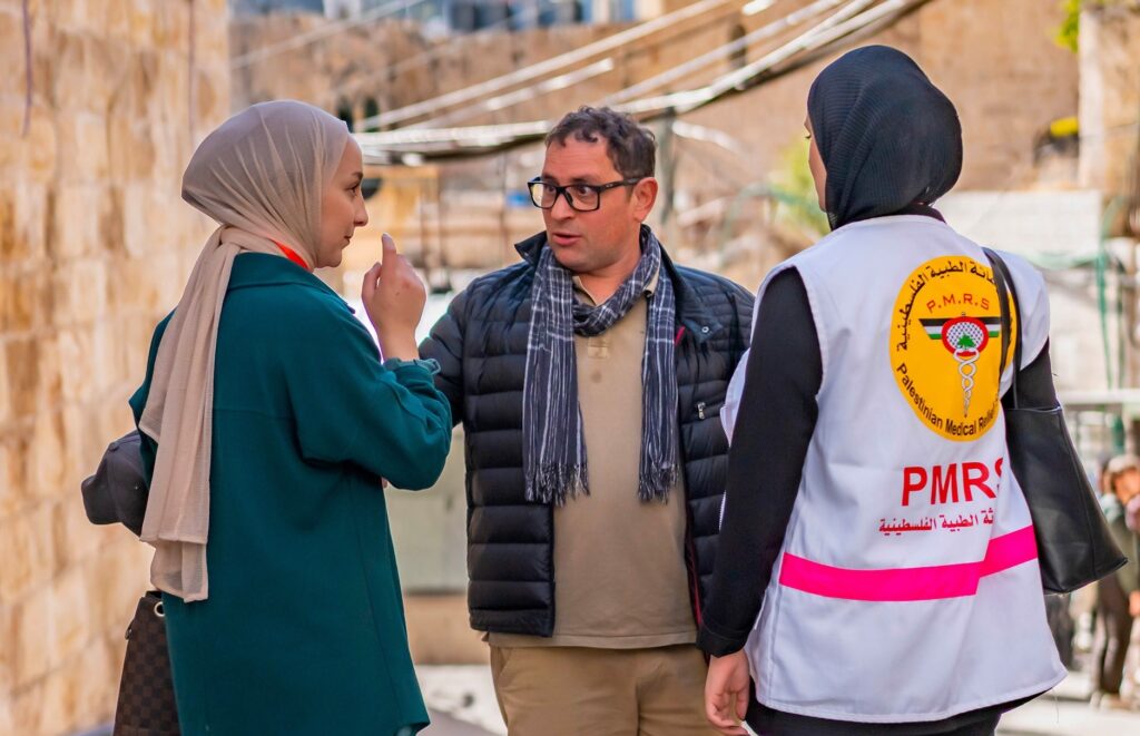 Des volontaires du Secours populaire et de PMRS à Ramallah, en décembre 2022.