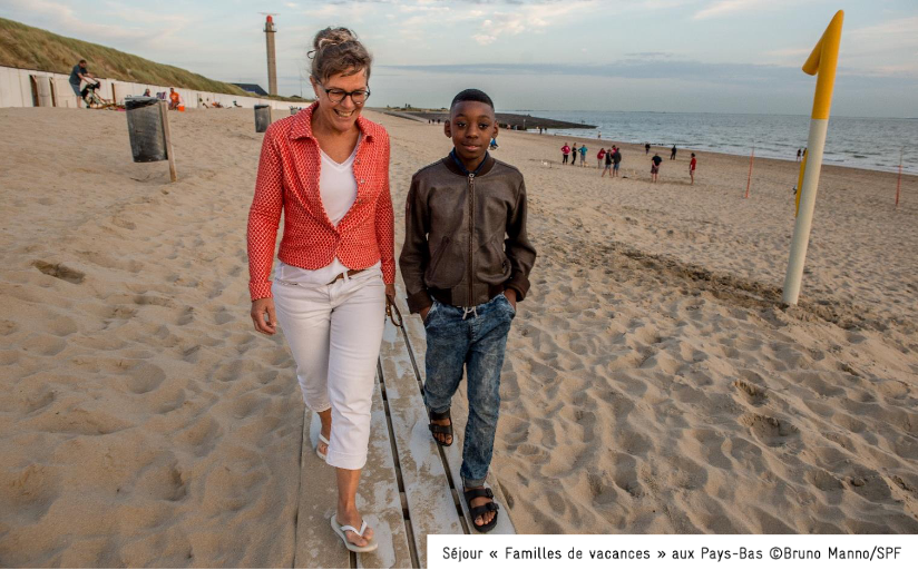 Promenade. Plage. Familles de vacances. Pays-Bas.