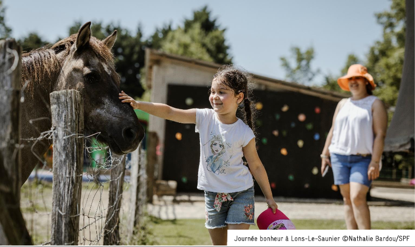 Journée bonheur. Enfant. Maman. Poney.