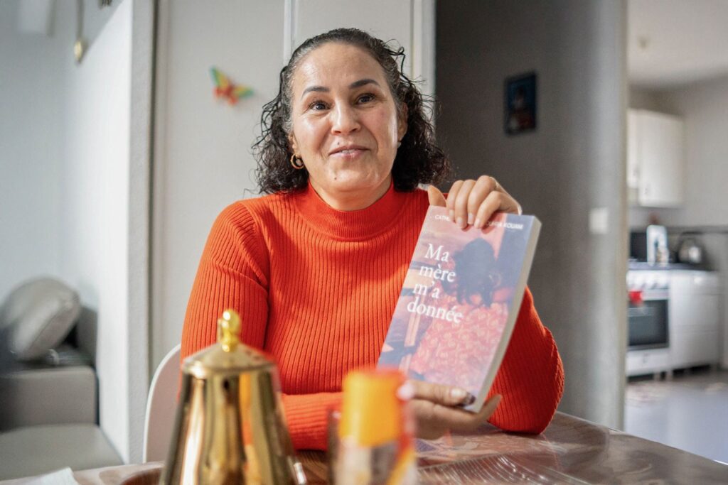 Zouhra présente son livre