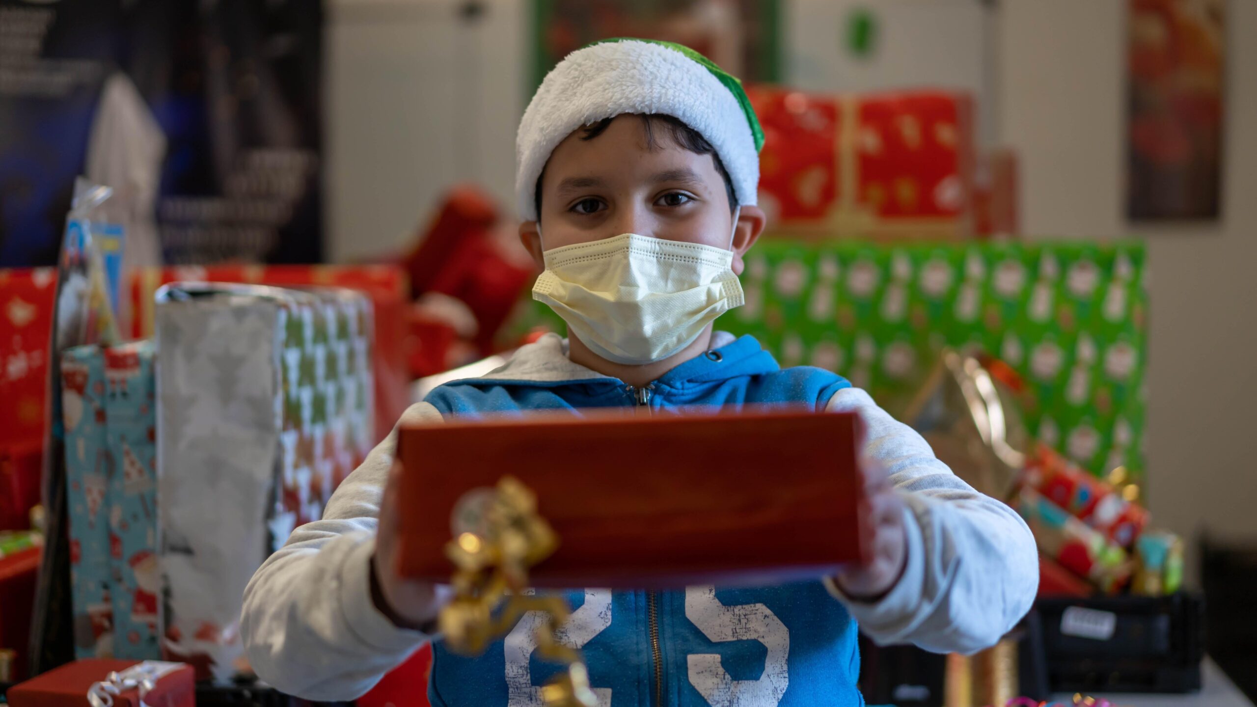 Rayan vient d'emballer un jouet qui sera offert à un enfant en difficulté, dont la famille est accompagnée par le Secours populaire d'Ajaccio.
 Ajaccio : les “Copain du Monde” emballés par la solidarité
