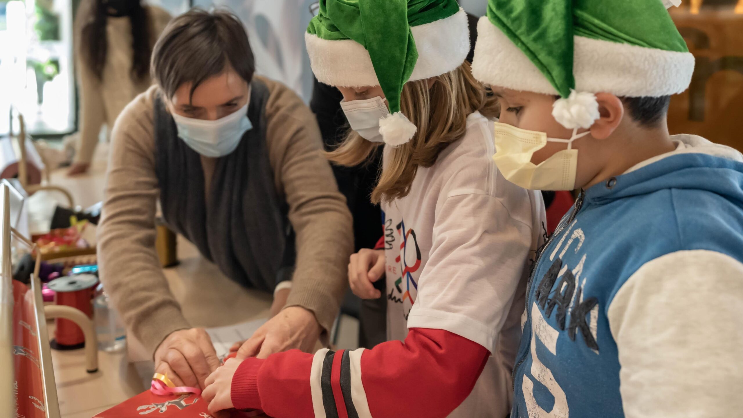 Lellya et Rayan ont rejoint Deborah, bénévole du SPF d'Ajaccio, sur le stand des paquets-cadeaux à l'Atrium, le plus grand centre commercial de la ville.
 Ajaccio : les “Copain du Monde” emballés par la solidarité