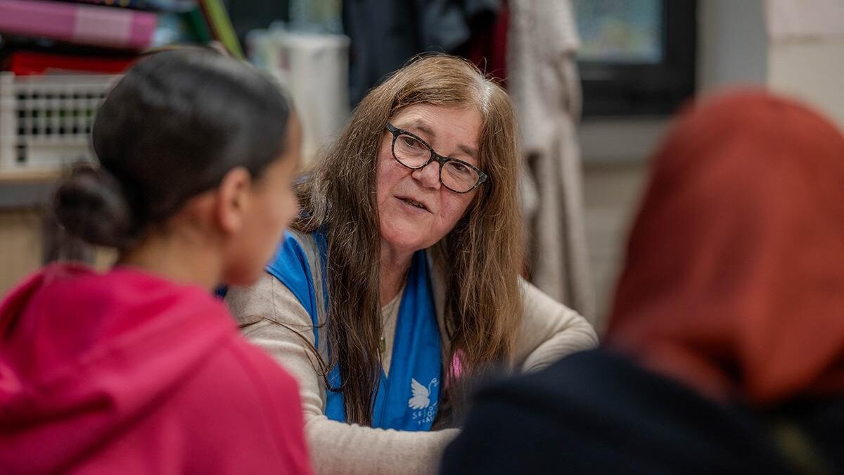 Zorha découvre l'accompagnement scolaire avec Catherine. Cette enseignante à la retraite est bénévole depuis 20 ans et coordonne une équipe qui suit une vingtaine d’enfants cette année. Zorha découvre l'accompagnement scolaire avec Catherine. Cette enseignante à la retraite est bénévole depuis 20 ans et coordonne une équipe qui suit une vingtaine d’enfants cette année.
