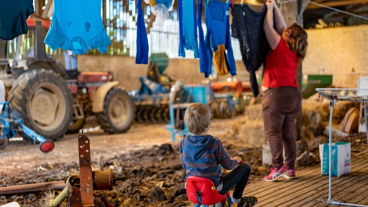 Sous la stabulation, il n'y a plus de vaches depuis longtemps, mais le couple continue de rembourser tant bien que mal l'emprunt contracté pour sa construction. Elle pèse de tout son poids sur les revenus et le niveau de vie de la famille. Sous la stabulation, il n'y a plus de vaches depuis longtemps, mais le couple continue de rembourser tant bien que mal l'emprunt contracté pour sa construction. Elle pèse de tout son poids sur les revenus et le niveau de vie de la famille.