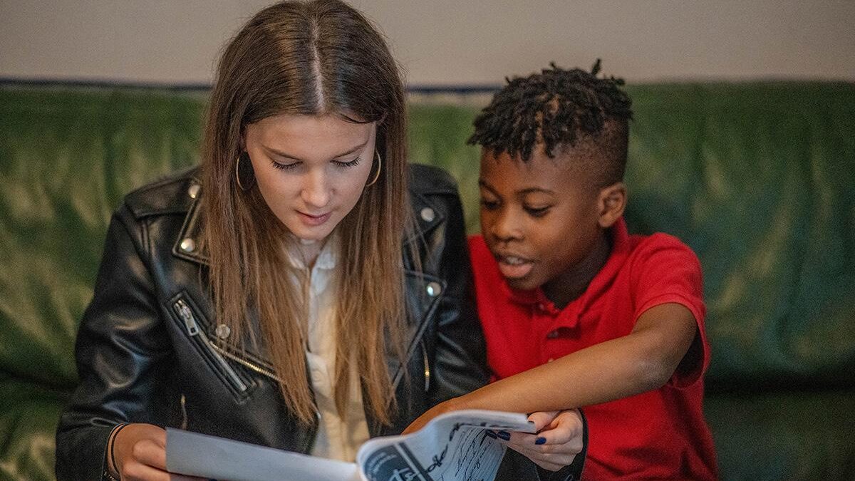 Camille fait partie de la vingtaine d'étudiants qui se rendent à domicile pour accompagner les élèves - ici Jérémy - aussi bien sur le plan scolaire que pour des sorties culturelles. Camille fait partie de la vingtaine d'étudiants qui se rendent à domicile pour accompagner les élèves - ici Jérémy - aussi bien sur le plan scolaire que pour des sorties culturelles.