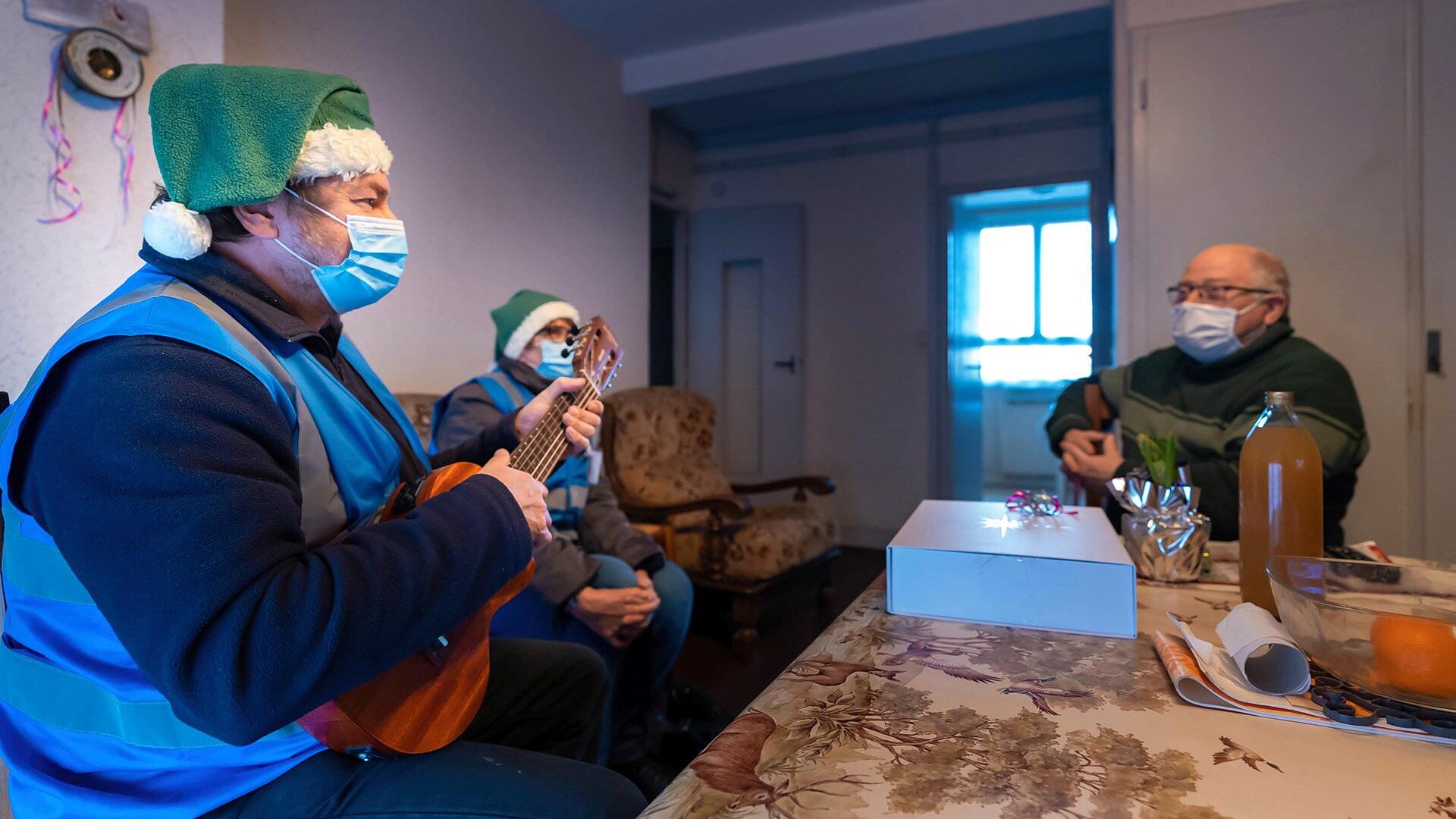 Accompagné de sa guitare, Lionel chante une chanson de mariniers à Michel, qui apprécie l'univers de la marine à voiles sur la Loire. Accompagné de sa guitare, Lionel chante une chanson de mariniers à Michel, qui apprécie l'univers de la marine à voiles sur la Loire.