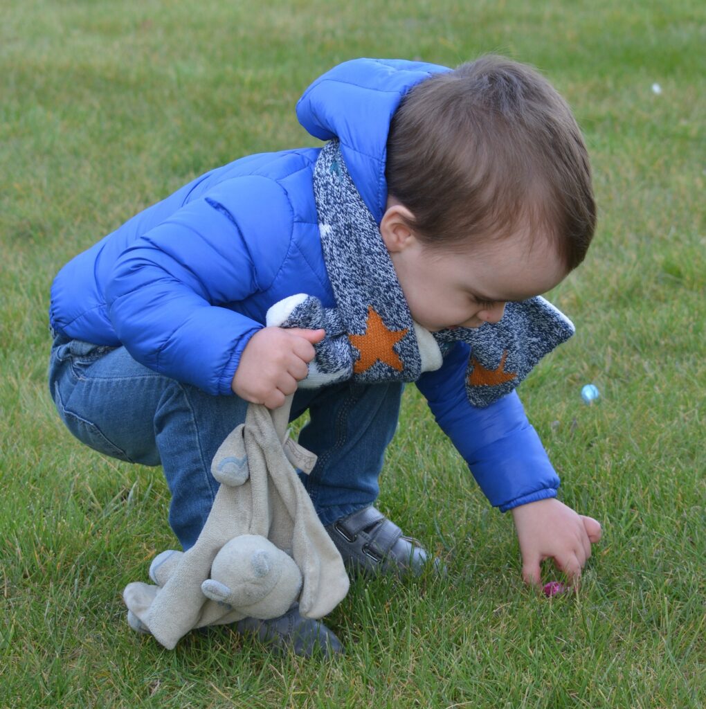 Enfant qui ramasse des oeufs en chocolat