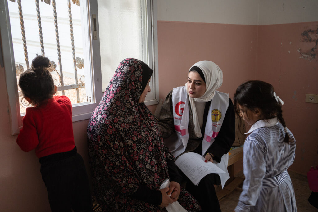 Malaak, assistance de la médecin, Nadine, en santé féminine échange avec des patientes. Suite à l’explosion des tensions dans la région de Jénine depuis plusieurs mois, PMRS a sollicité le soutien Secours populaire afin de pouvoir fournir des services de cliniques mobiles à près de 9 000 personnes habitant dans 17 villages isolés géographiquement. La clinique est équipée d’un laboratoire portatif permettant d’effectuer des tests de base et d’une pharmacie. En plus du chauffeur, l’équipe médicale est composée d’un médecin généraliste, d’un gynécologue, de deux travailleurs en santé communautaire, d’un laborantin et d’un pharmacien La clinique mobile se rend dans chaque village cible une fois par semaine, ce qui permet un suivi régulier des patients. Au-delà des examens médicaux, de la prescription de médicaments et de tests, la clinique joue également un rôle important de prévention et crée du lien social.