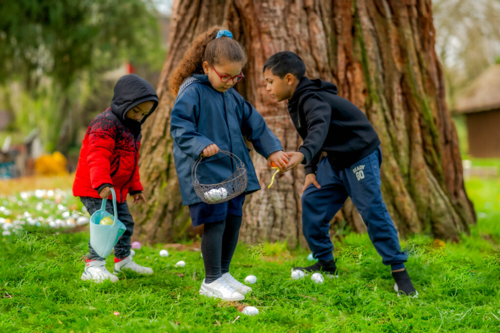 Les enfants débutent la chasse aux œufs.