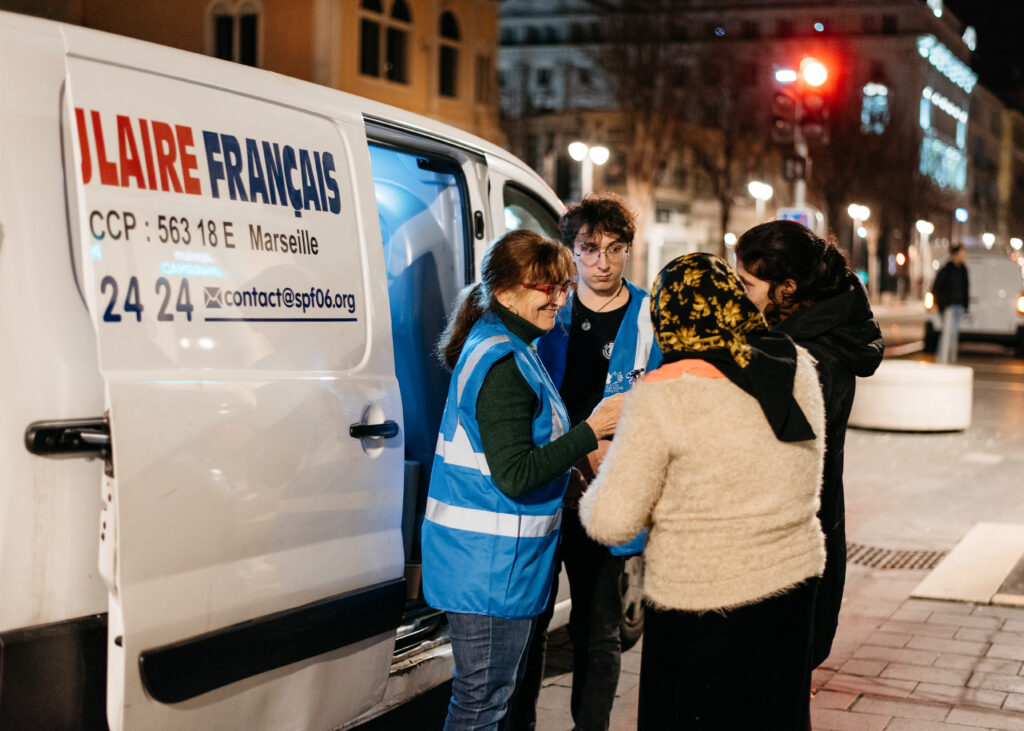 Le Secours populaire des Alpes-Maritimes, dont le siège se trouve à Nice, mène de nombreuses actions parmi lesquelles une maraude à destination de personnes sans-abris et en situation de précarité. Il y a plusieurs points fixes dans la ville.