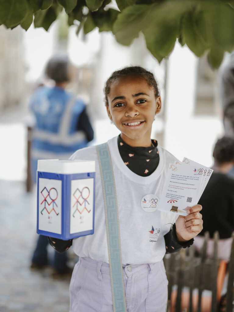 À l’initiative du mouvement d’enfants bénévoles Copain du Monde, une collecte dans les rues, offrant de la limonade, est organisée au Mans le 22 mai. Cette collecte se déroule dans le cadre de la campagne vacances du Secours populaire. 12 à 14 enfants, de 8 à 13 ans, vont ainsi arpenter les rues du centre-ville avec une charrette à limonade, pour tenter de récolter des dons.