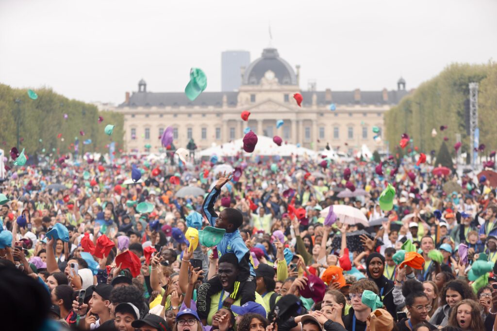 Chaque année, le Secours populaire organise des « Journée des oubliés des vacances » pour les enfants qui ne sont pas partis. Cette année, à l’occasion des 80 ans de l’association, la Journée des oubliés des vacances prend une ampleur inédite : 40 000 enfants venus de toute la France, mais aussi d'Europe et du monde sont attendus à Paris pour une journée de vacances inoubliable.