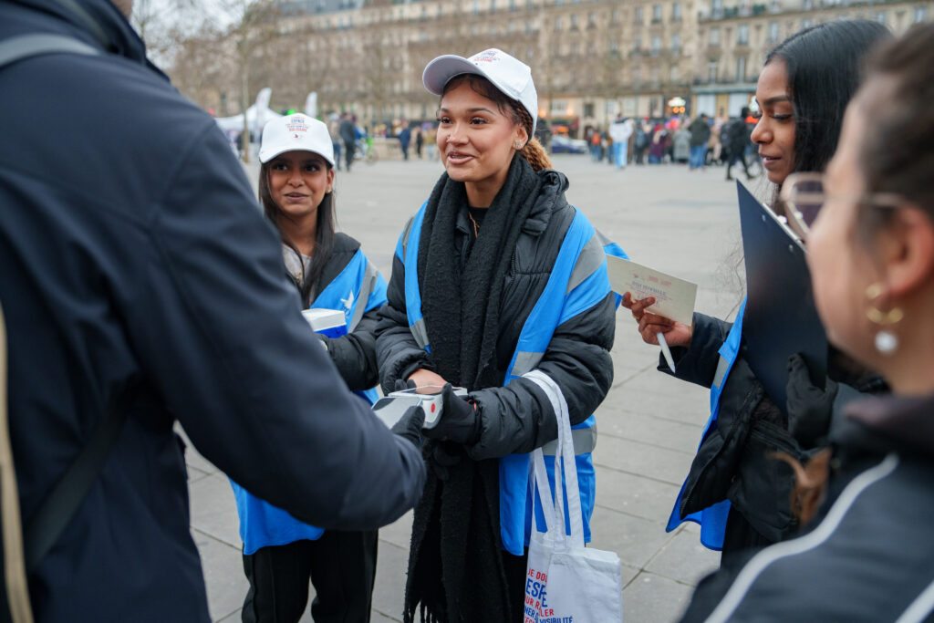 Le Don’actions est la campagne nationale de collecte de dons financiers du Secours populaire. Elle s’appuie sur différentes façons de collecter qui mobilisent les bénévoles. C’est la première campagne de l’année avec un double objectif : collecter auprès du public les fonds nécessaires à l’action des bénévoles partout en France et dans le monde et contribuer à l’indépendance financière de l’association.