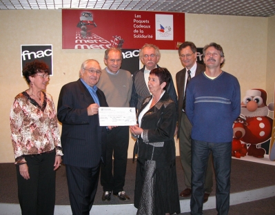 Remise_cheque_Fnac_au_Secours_Populaire_le_19.01.07.jpg