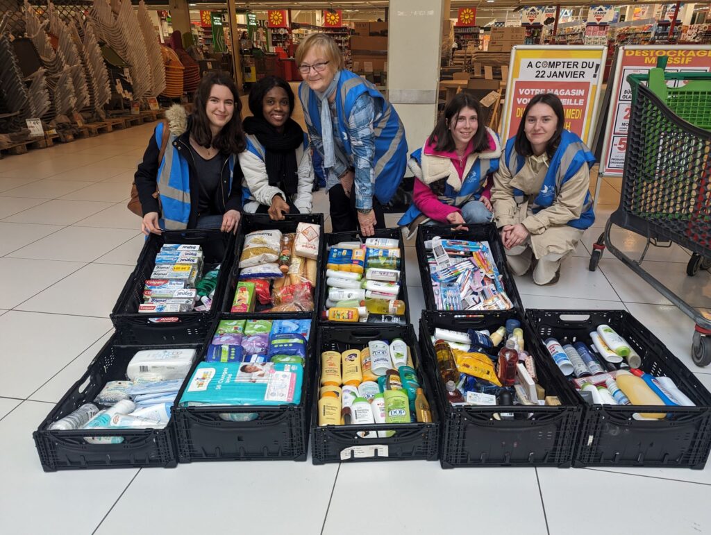 Marfi, Nicole, Claire, Louane et Nolwen posent devant des produits d'hygiène suite à une collecte dans un magasin.