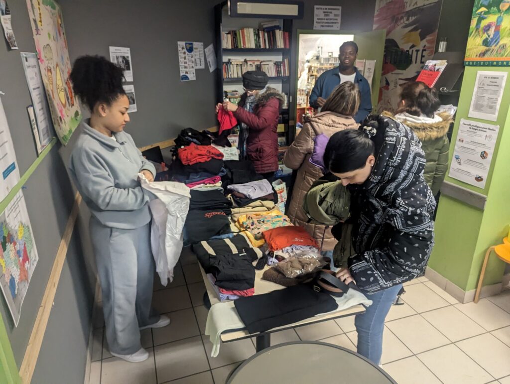 Distribution de vêtements à l'antenne de St-Brieuc du Secours populaire français organisée par deux étudiants suite à plusieurs mois de collecte.