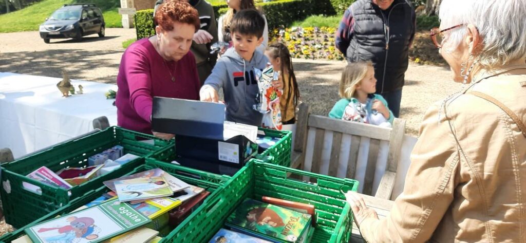 Chasse aux oeufs de la solidarité, femmes, enfants, distribution chocolats