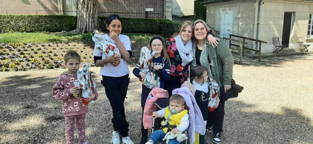 Chasse aux oeufs de la solidarité, enfants, femmes, chocolat