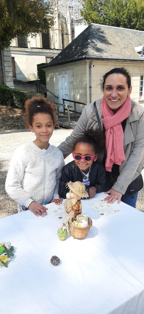 Chasse aux oeufs de la solidarité, enfants, femme, chocolat