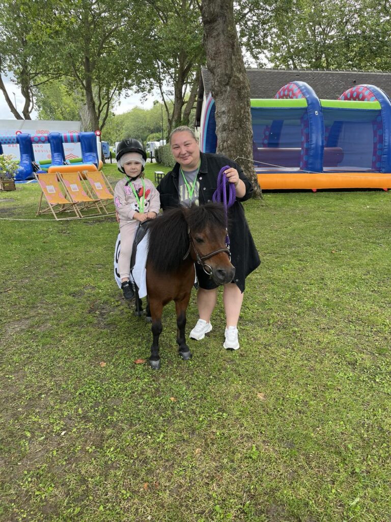 enfant sur un poney, avec sa maman