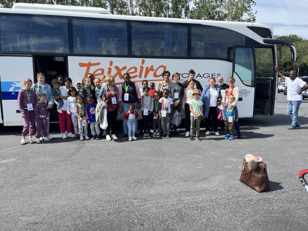 enfants, parents devant un bus