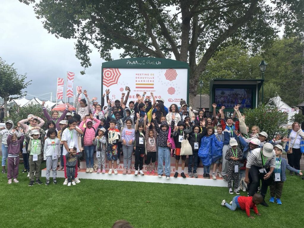 plusieurs enfants sur un podium