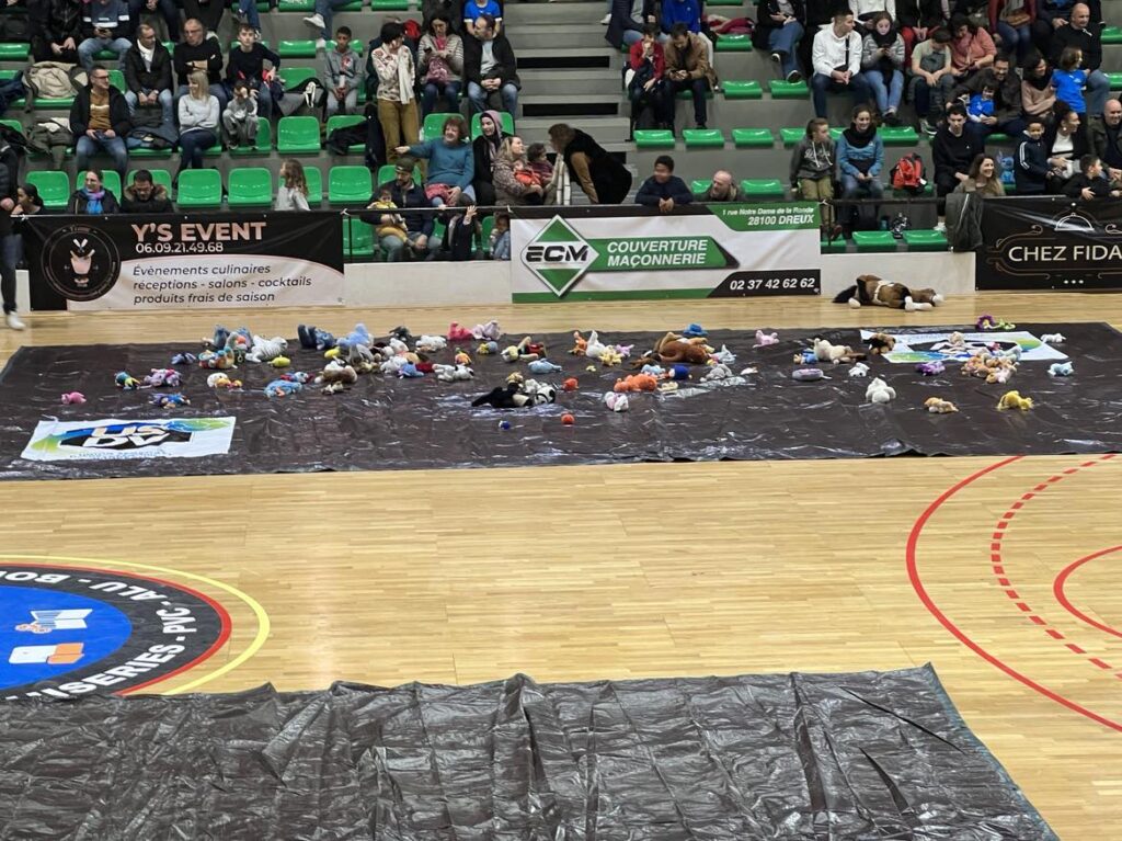 Jeter de peluches sur le terrain de handball pendant la mi-temps