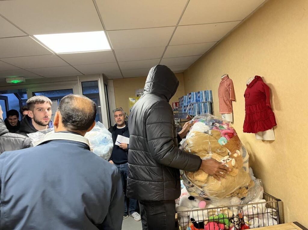 handballeurs qui remettent les peluches