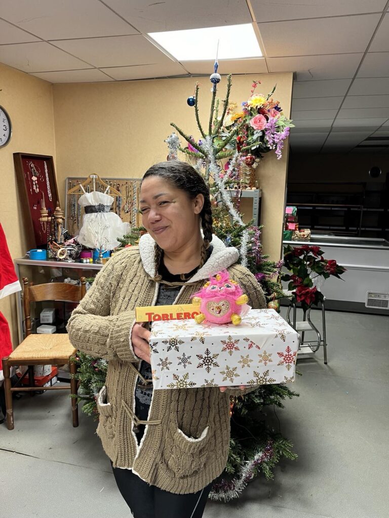 femme qui reçoit une boîte de noël