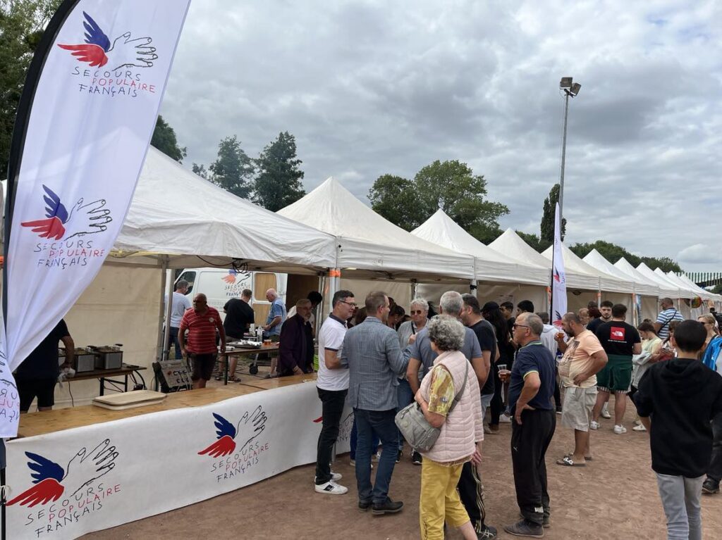 stand, personnes verre de l'amitié