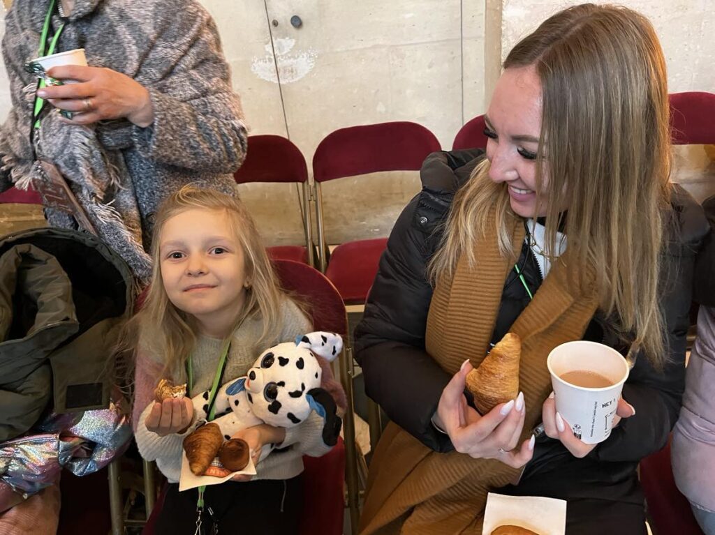 petite fille et sa maman qui goute un croissant