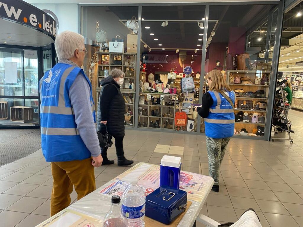 deux femmes, homme, magasin don'action