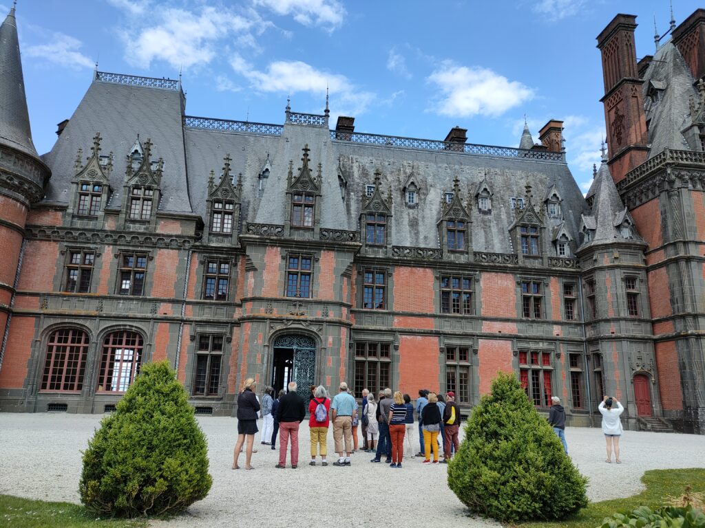 Visiteurs qui regardent en direction du domaine de Trévarez.