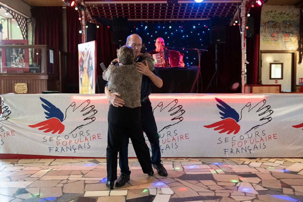 Séniors sur la piste de danse. © Béatrice Usseglio / Secours populaire