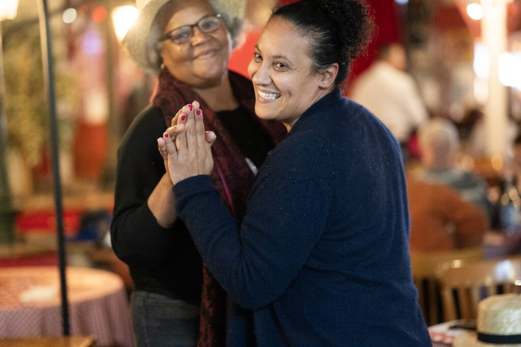 Bénévole et séniore sur la piste de danse. © Béatrice Usseglio / Secours populaire