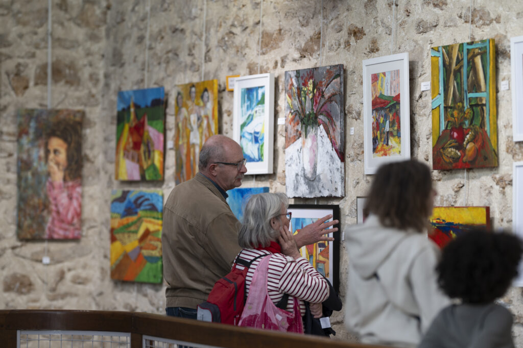 Un groupe de personnes admirant les œuvres d'art.