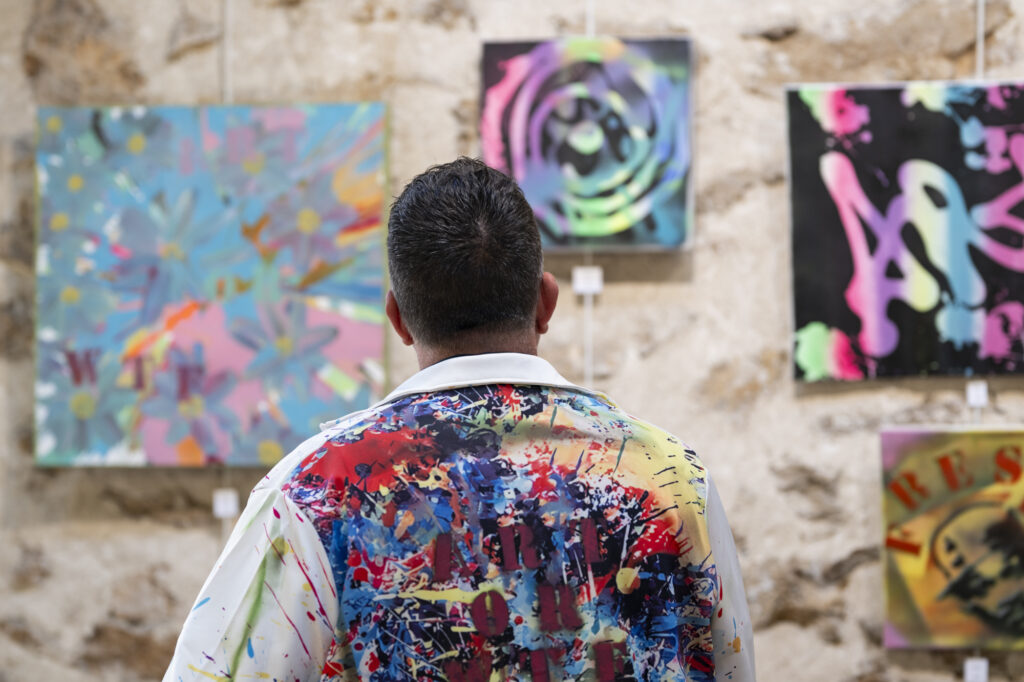 Une personne face aux œuvres d'art. © Béatrice Usseglio