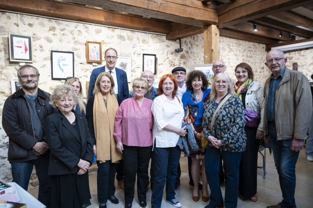 Une photo de groupe avec les bénévoles et le maire de Yerres.