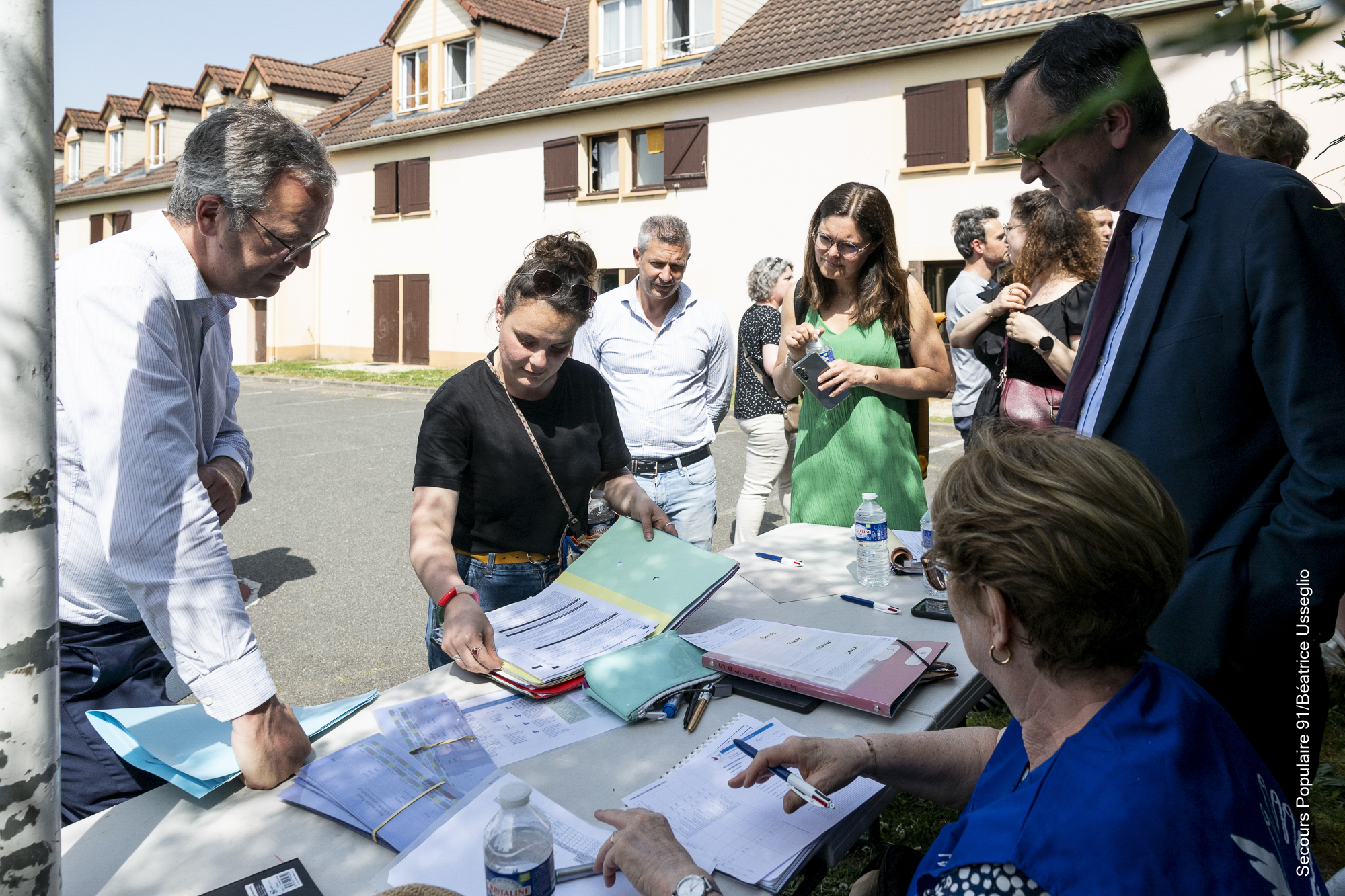 Personnes en train de discuter à propos des accès à la santé.